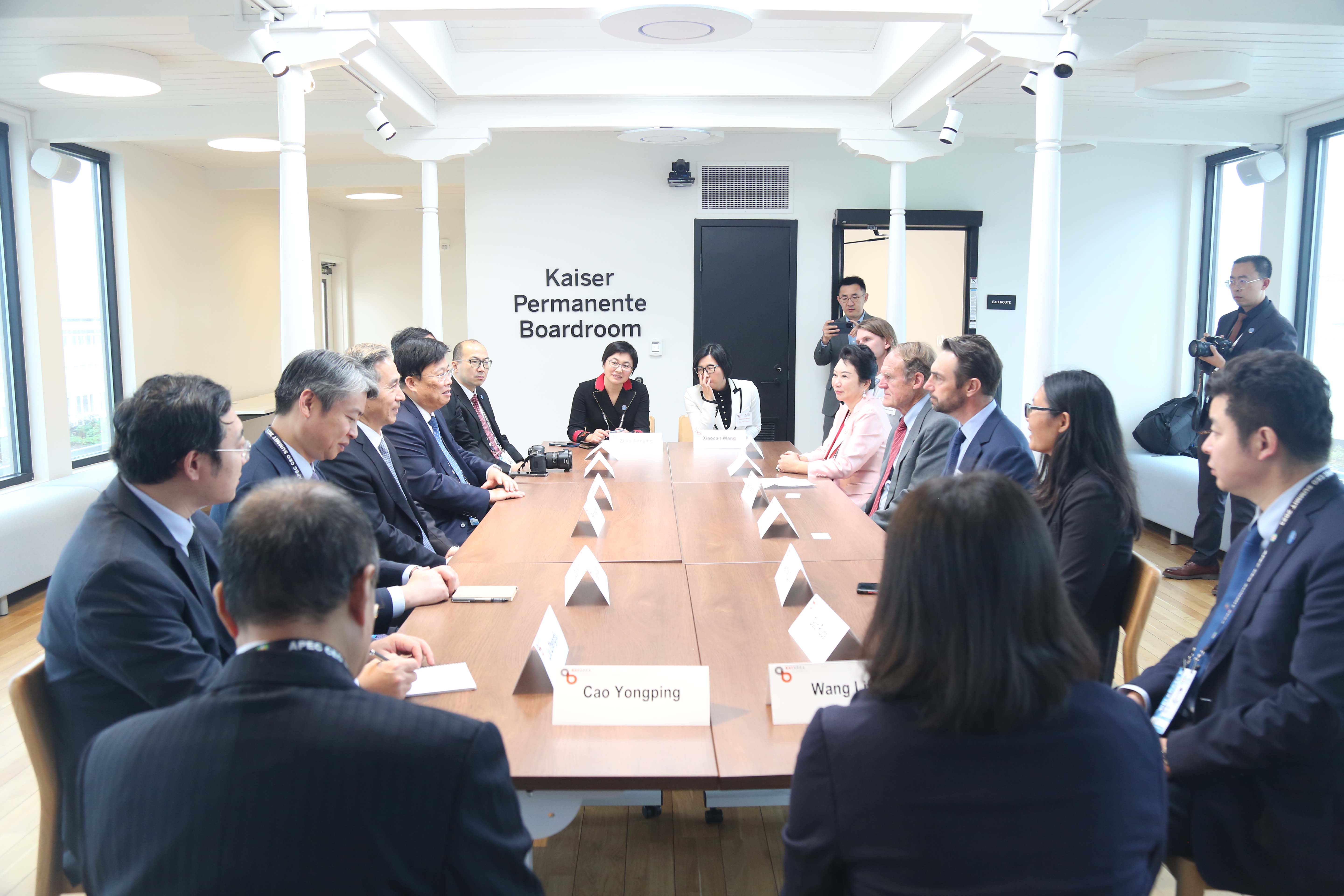 NG电子游戏集团董事局李俐与中国贸促会会长任鸿斌交流